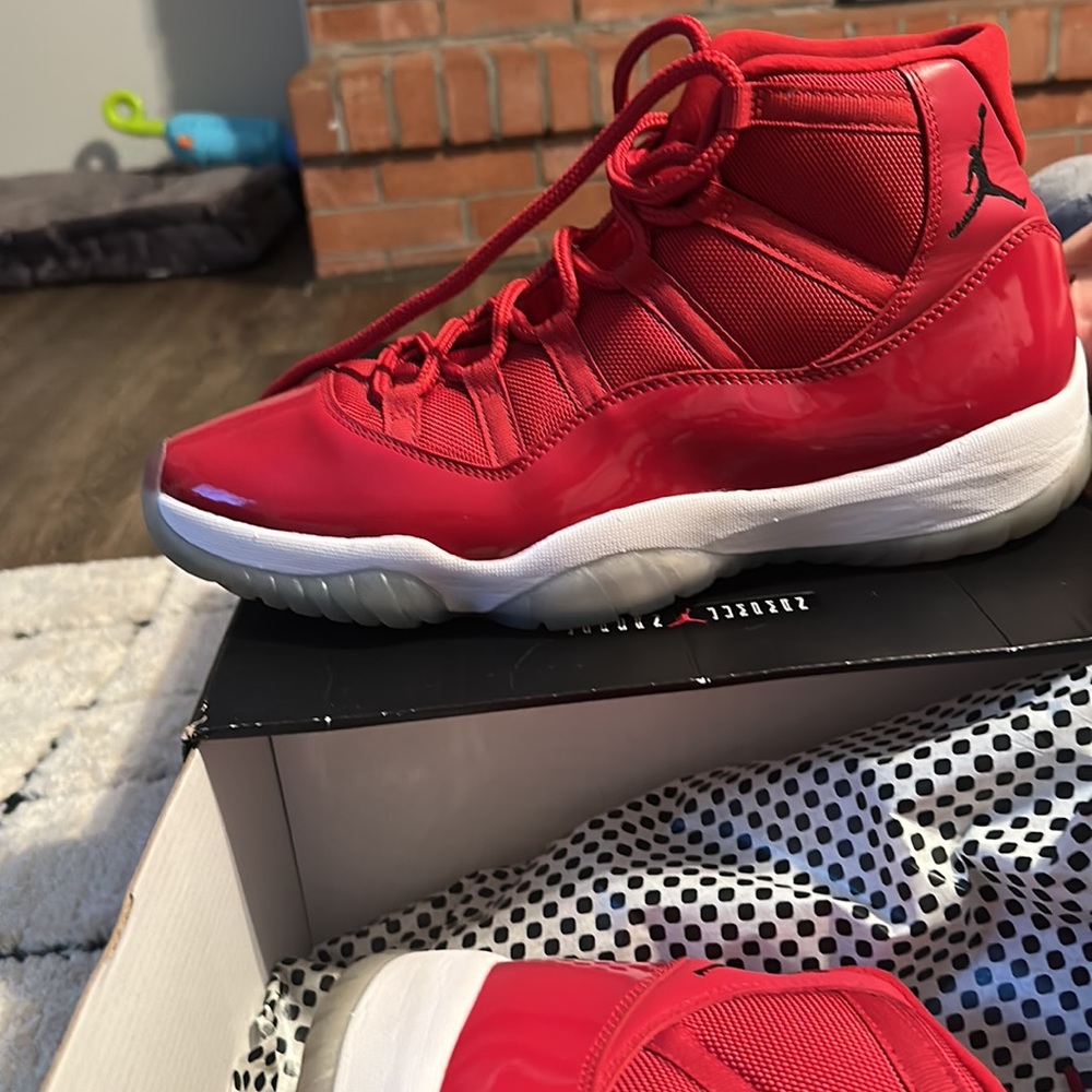 Jordan 11. Worn twice. Original box. Size 13 - Picture 2 of 3